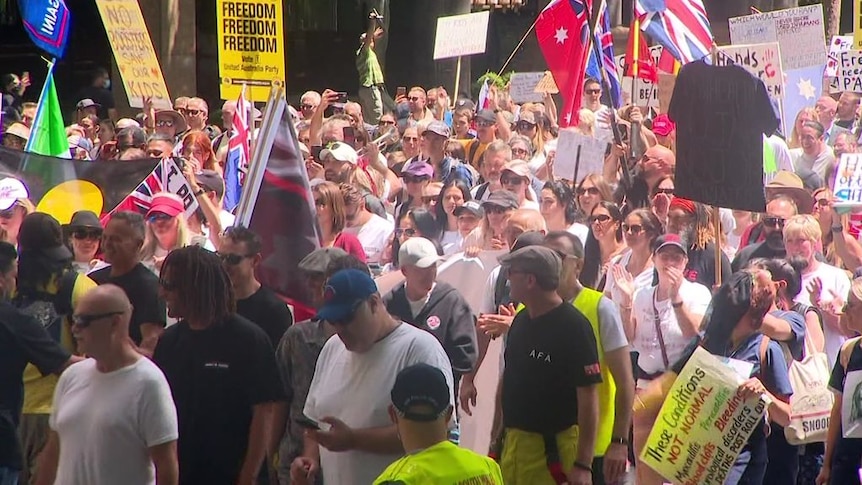 Thousands gather in Melbourne, Sydney, Gold Coast to protest against vaccine mandates