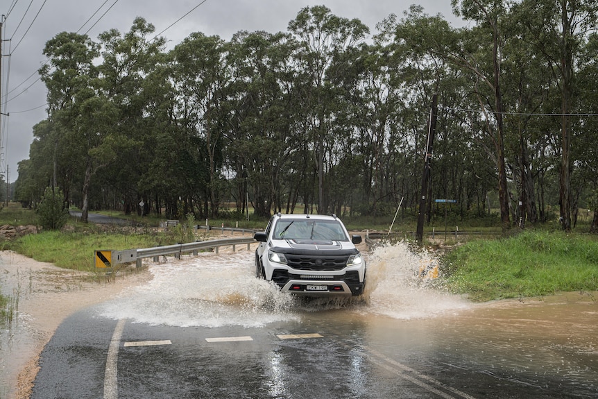 Carretera sumergida bajo las aguas de la inundación en Vineyard, Sydney