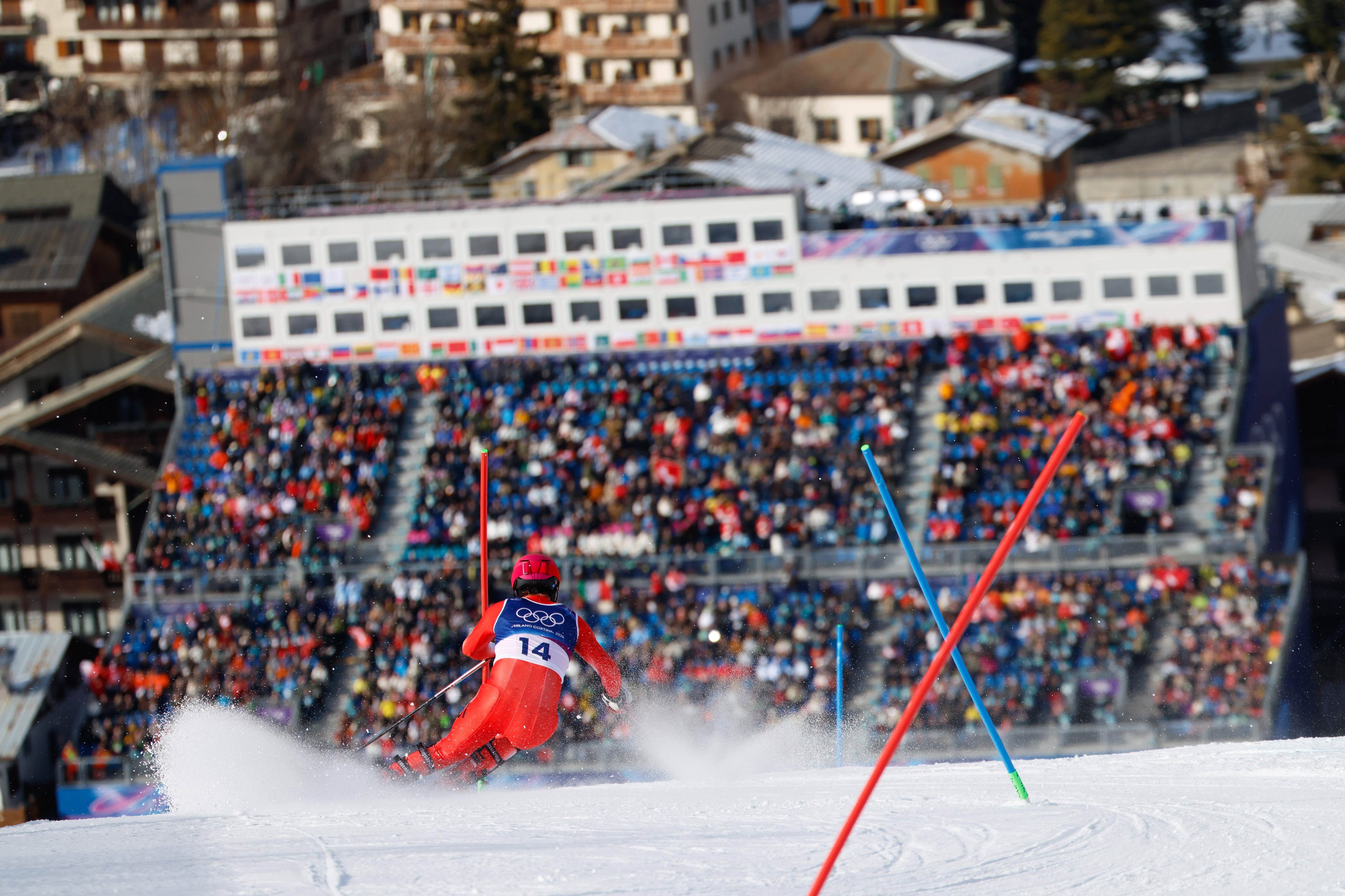 Tingay Nef esquia em direção às arquibancadas