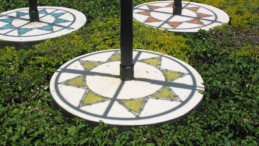 Round art works in hedges showing that there is no shaddow