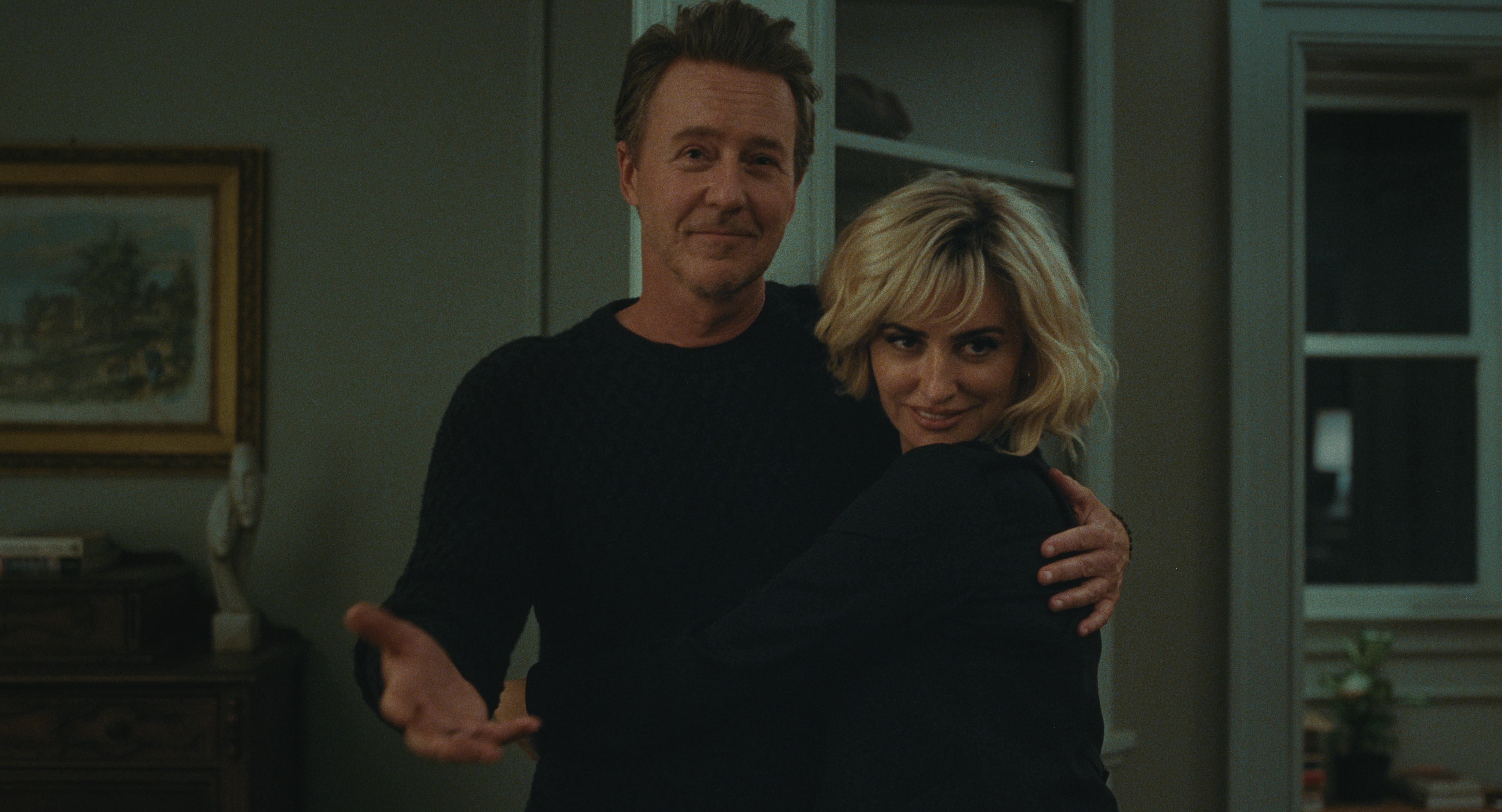 Edward Norton and Penélope Cruz embrace