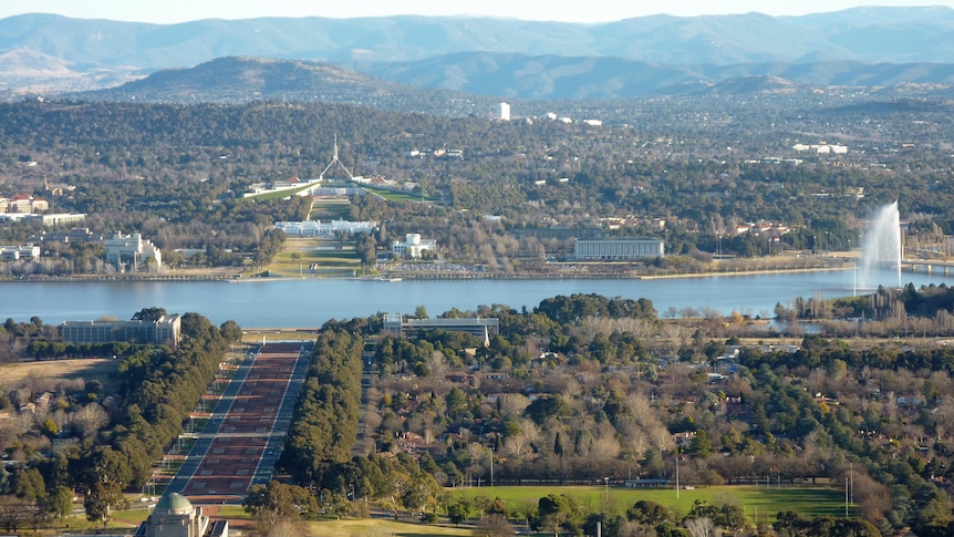 What Canberra's Lake Burley Griffin replaced — cows, racecourses and  Springbank Homestead - ABC News