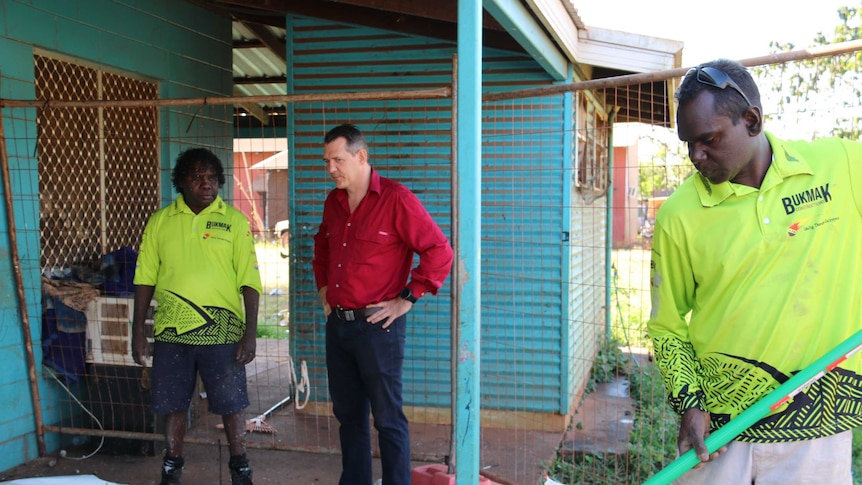 Michael Gunner meeting with Ramingining residents working on the home extension program