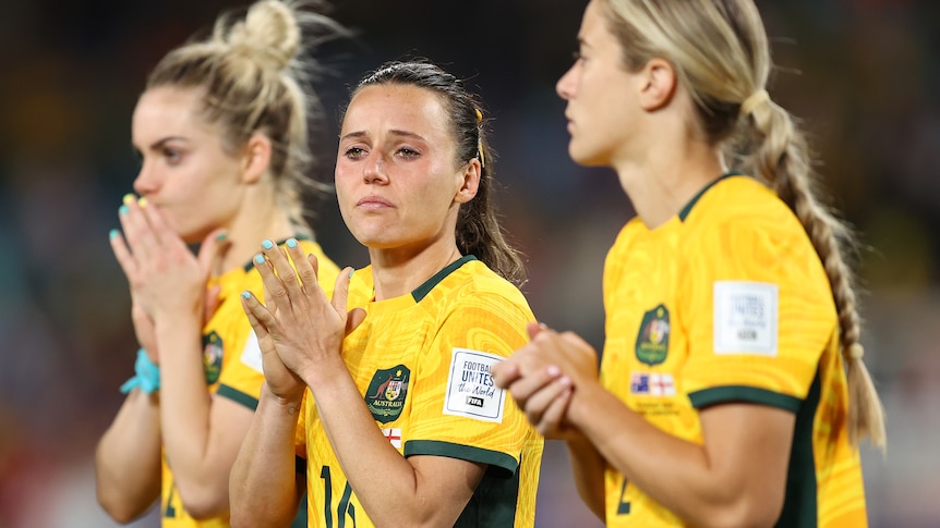 Hayley Raso and Australia players applaud fans after the team's 1-3 defeat and elimination from the tournament