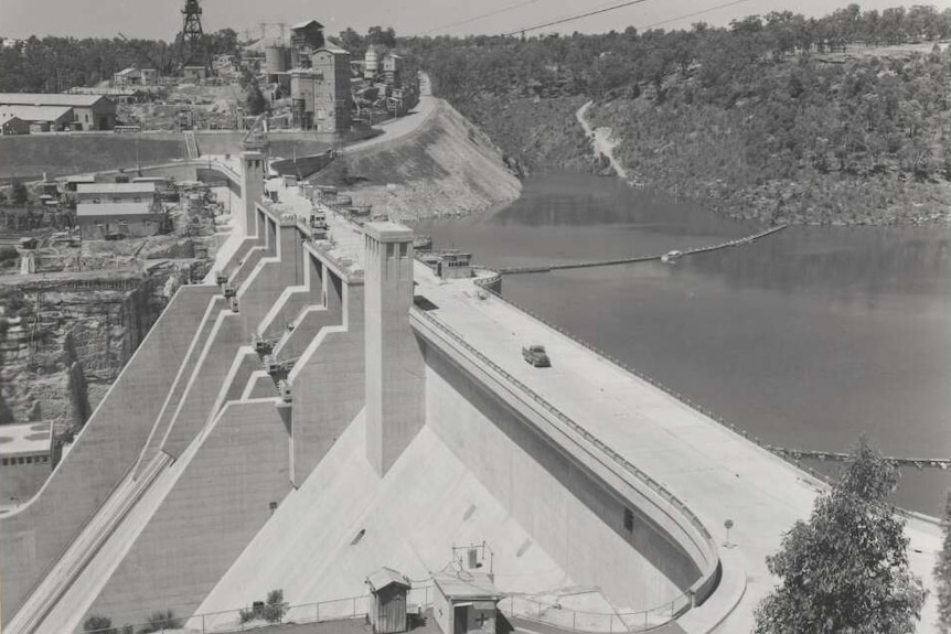 Concrete dam structure