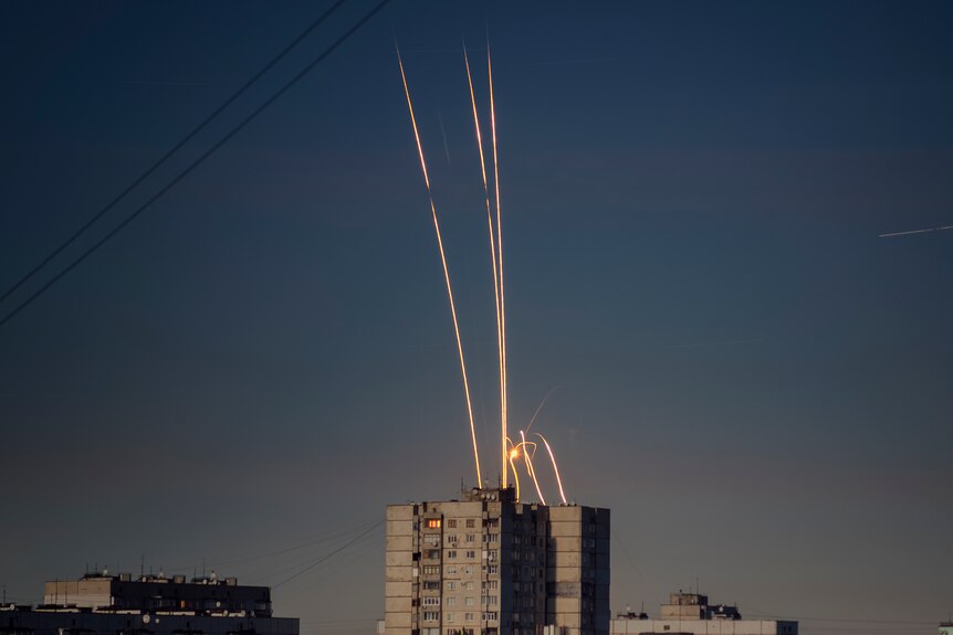 导弹在黎明时出现在乌克兰的天空中闪耀
