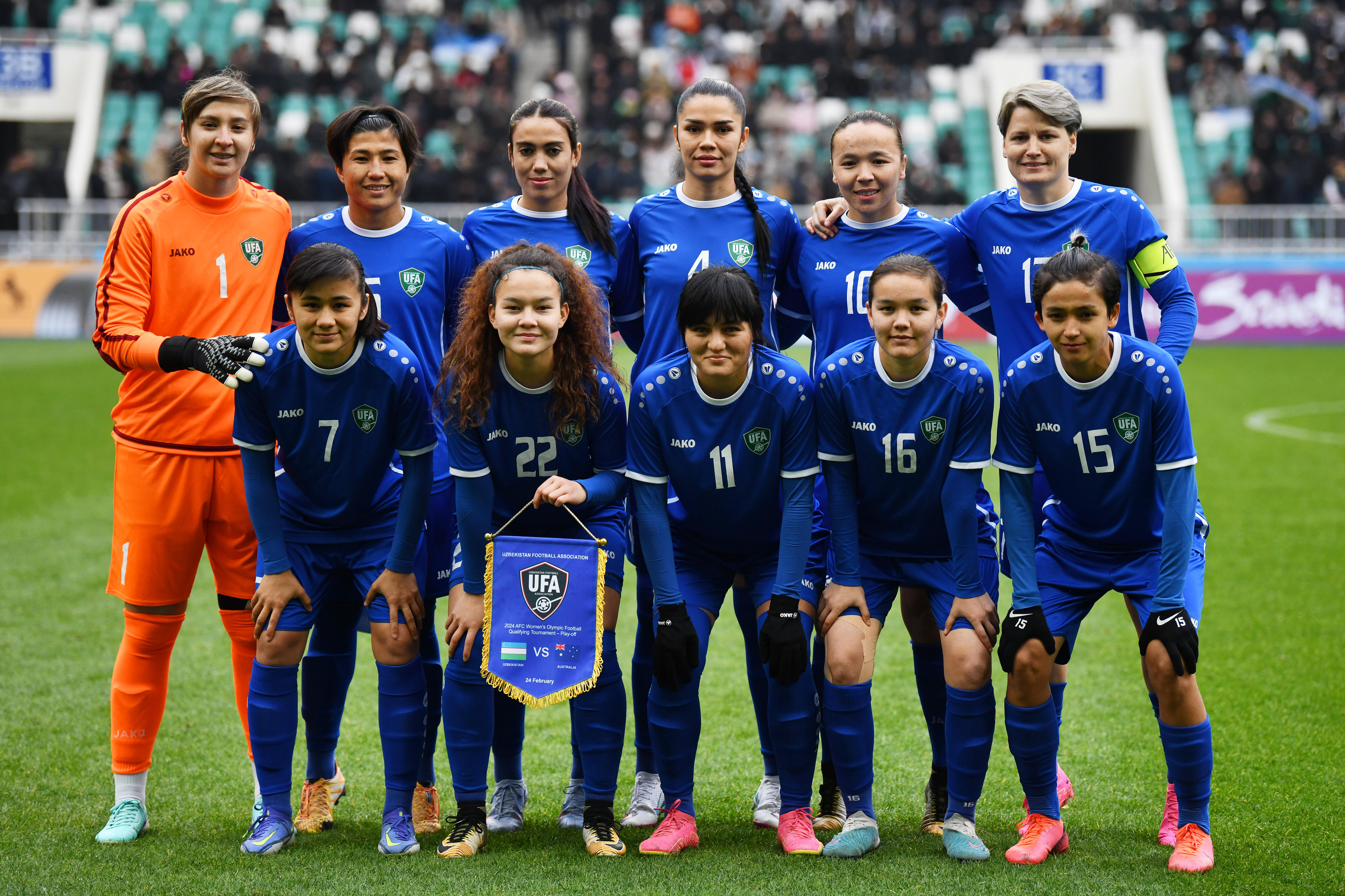 Membros da seleção feminina de futebol do Uzbequistão posam para uma foto do time antes do jogo.