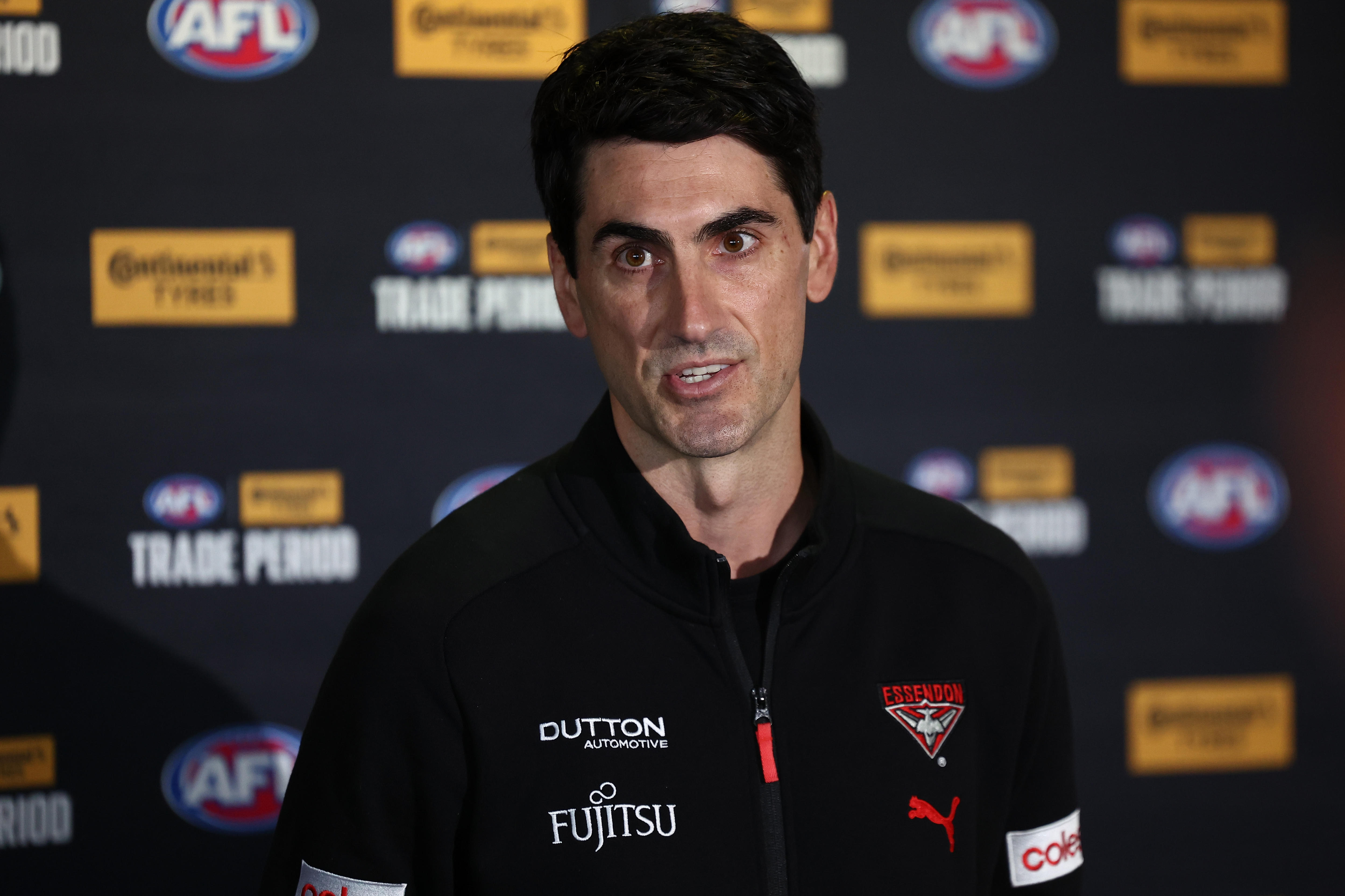O gerente da lista da Essendon, Matt Rosa, fala em uma coletiva de imprensa