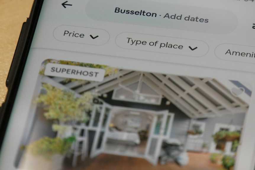 Foto de Airbnb que se usa en un teléfono para buscar lugares para quedarse en Busselton