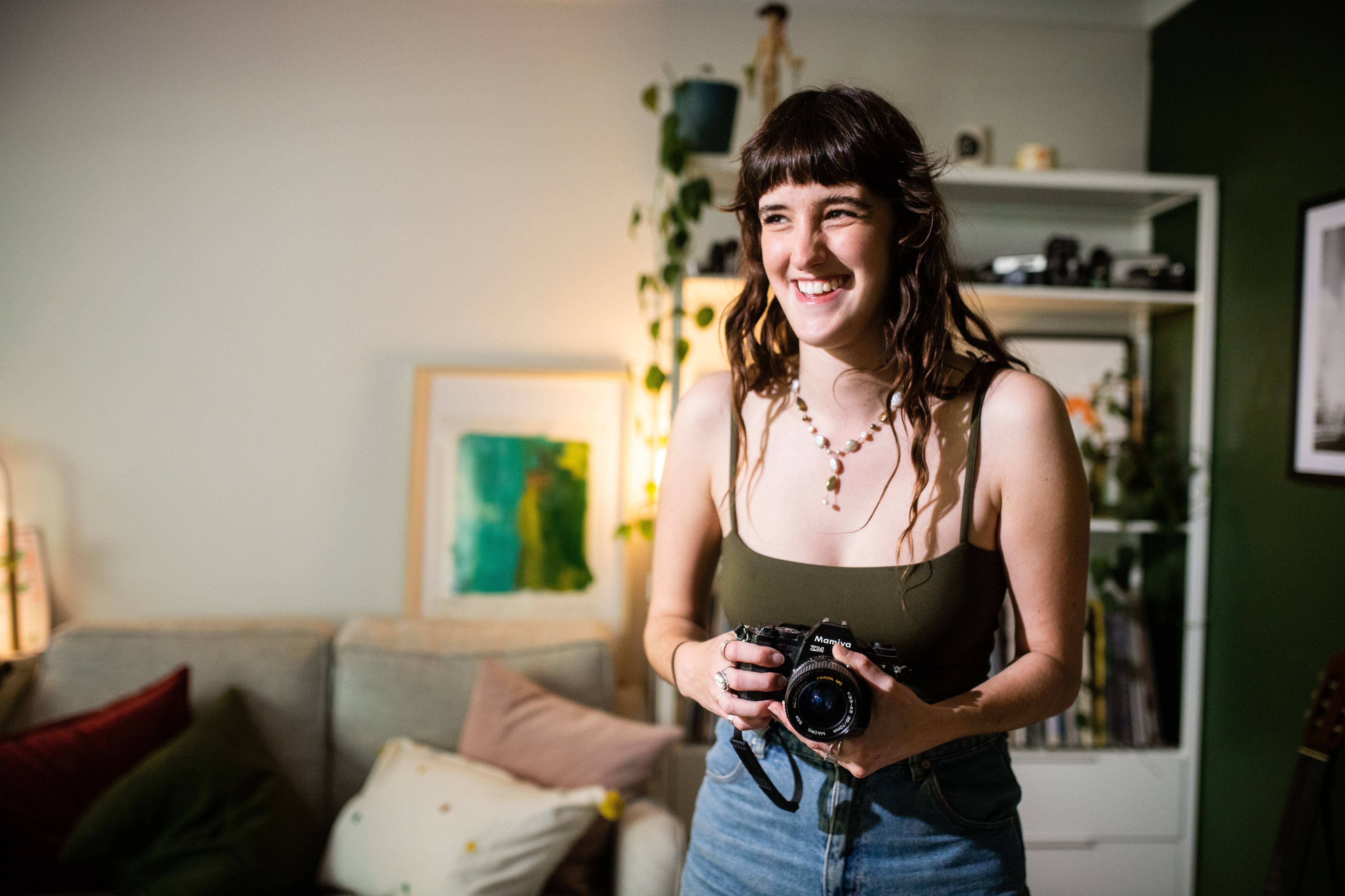 Lizzie Wilkie sorri com uma câmera.