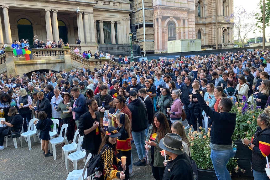 Une grande foule, dont plusieurs arboraient des drapeaux autochtones, s'est rassemblée à l'extérieur d'un vieux bâtiment.