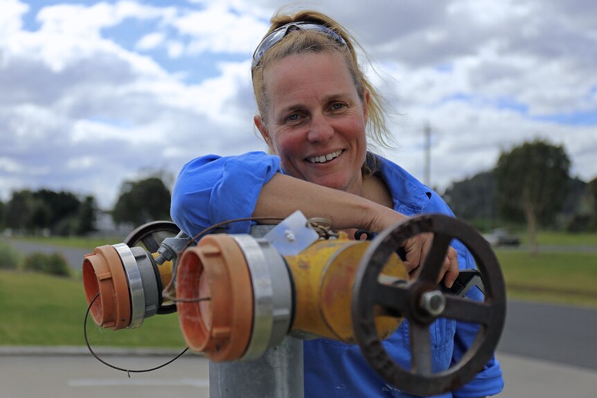 Amanda Hamilton leaning on taps