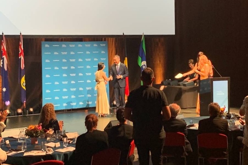 Adelaide dentist Trudy Lin accepts an award from SA premier Steven Marshall.