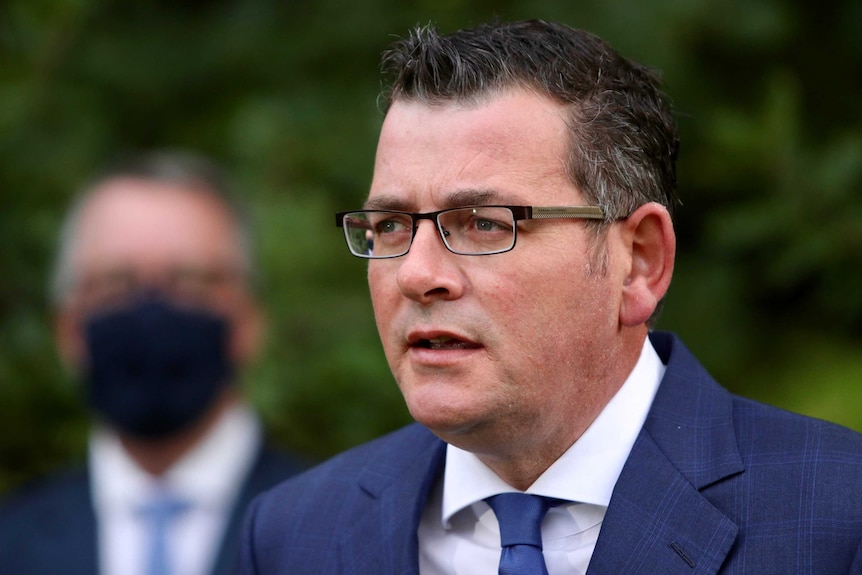 Le premier ministre victorien Daniel Andrews prend la parole lors d'une conférence de presse à l'extérieur.