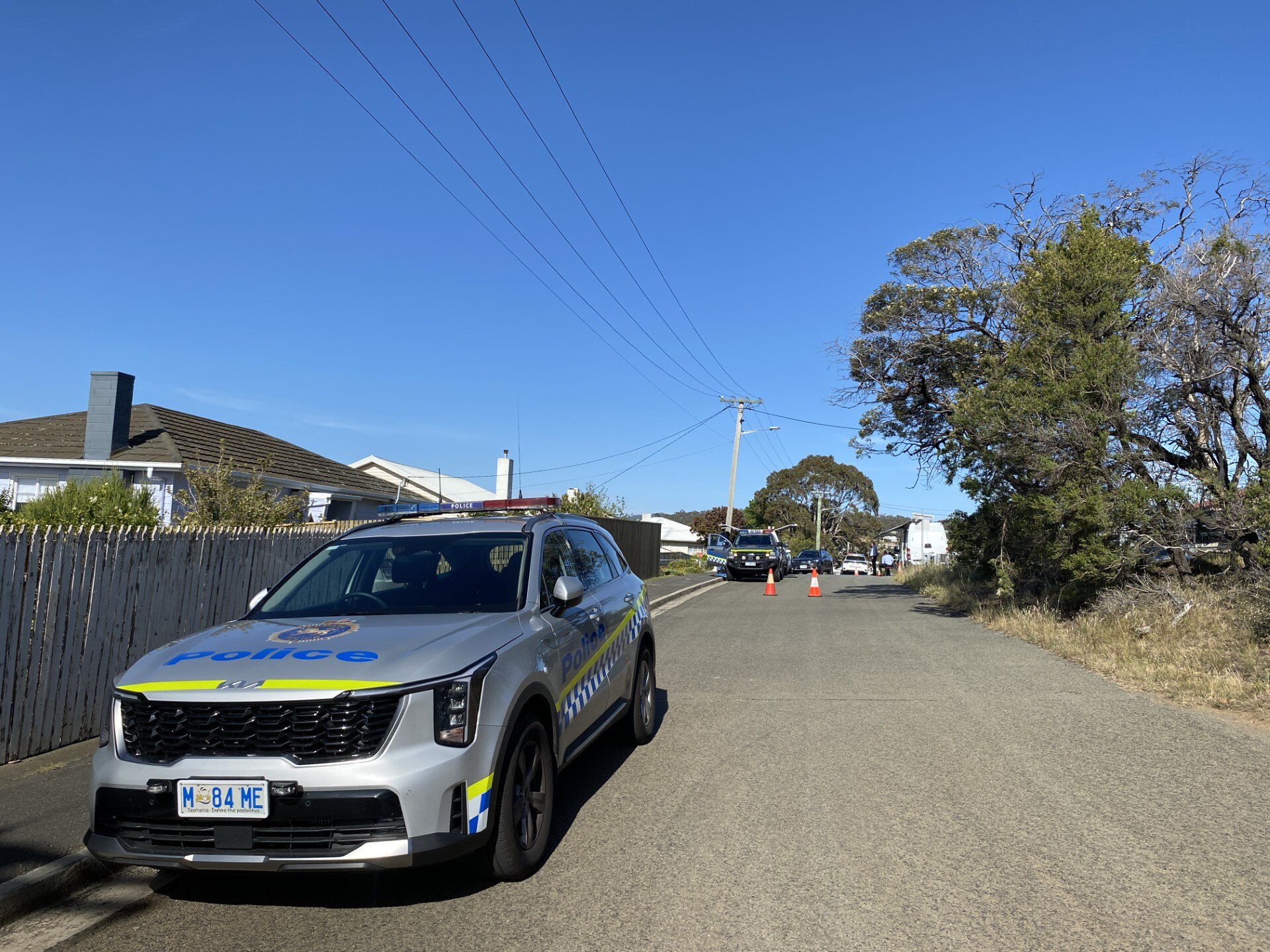 Varios coches de policía en la escena del crimen en una zona residencial.