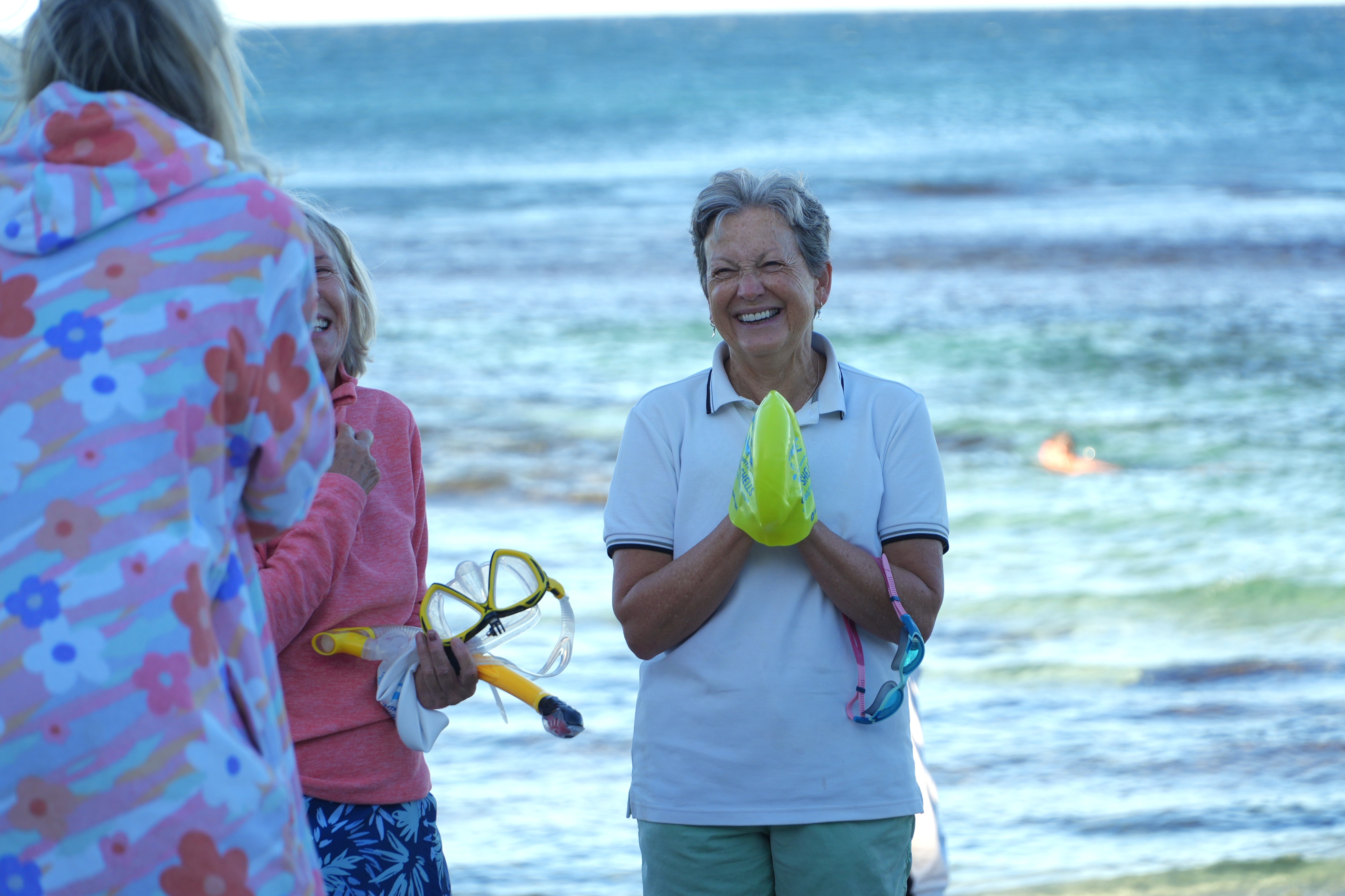 Kathy sorri perto da água.