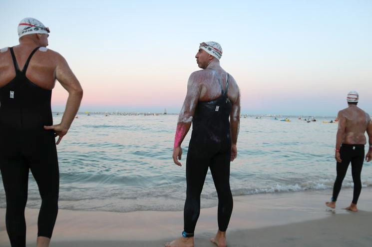 David Hewitt se encuentra en la playa de Cottesloe con dos compañeros, preparándose para nadar hasta Rottnest.