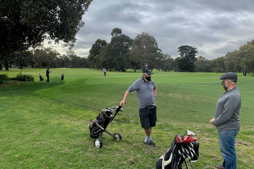 A photo of golfers wearing masks at Yarra Bend golf course.