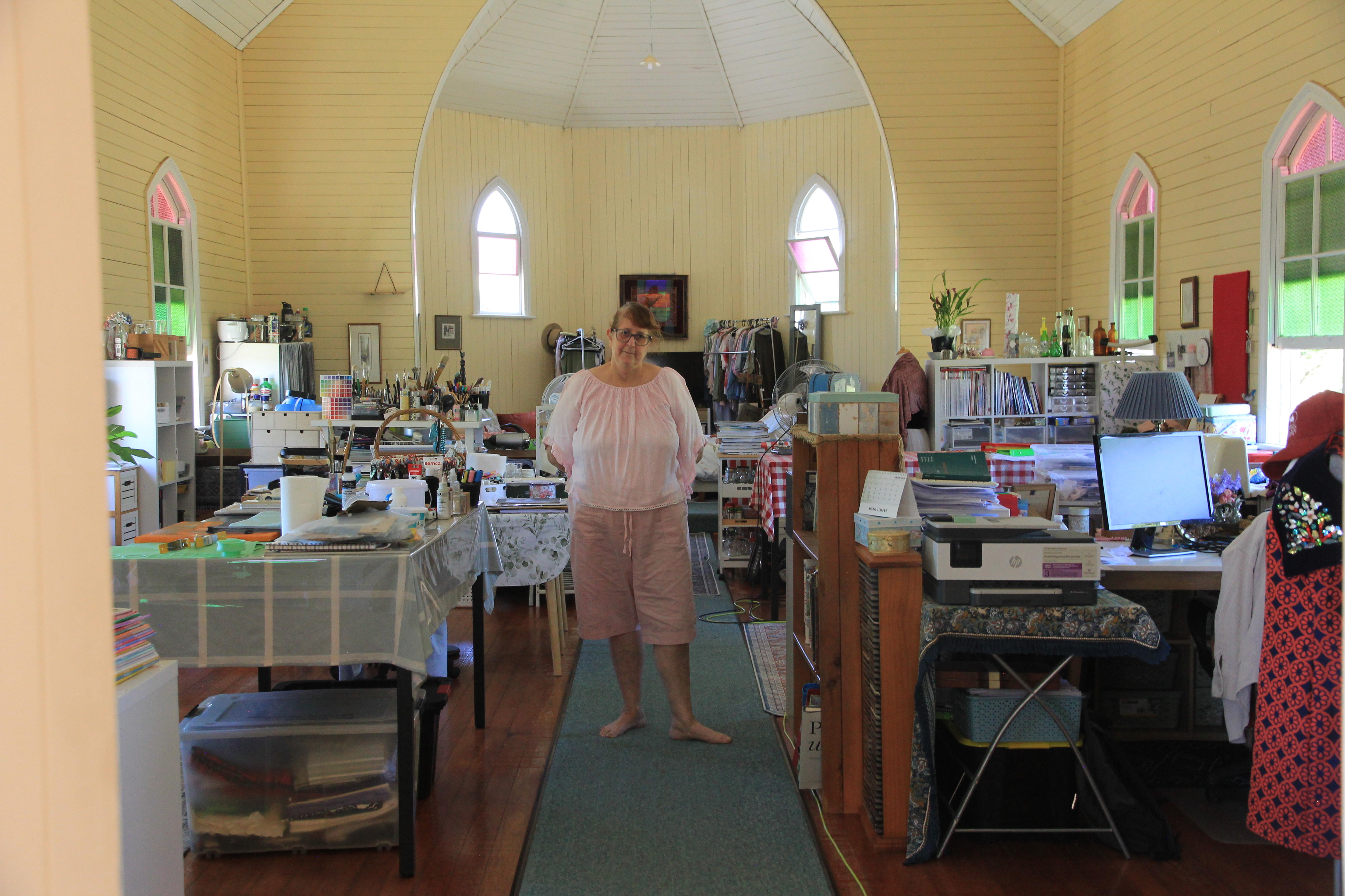 Шэрон стоит посреди своей церкви, которую она превратила в художественную студию. 