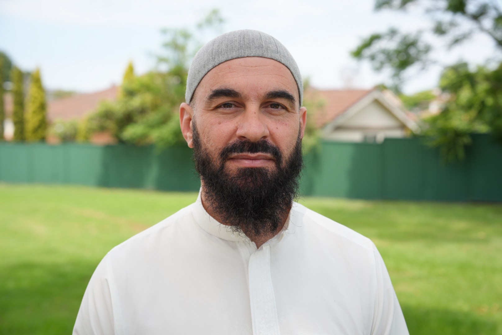 Jeque Wesam Kharkawi de blanco