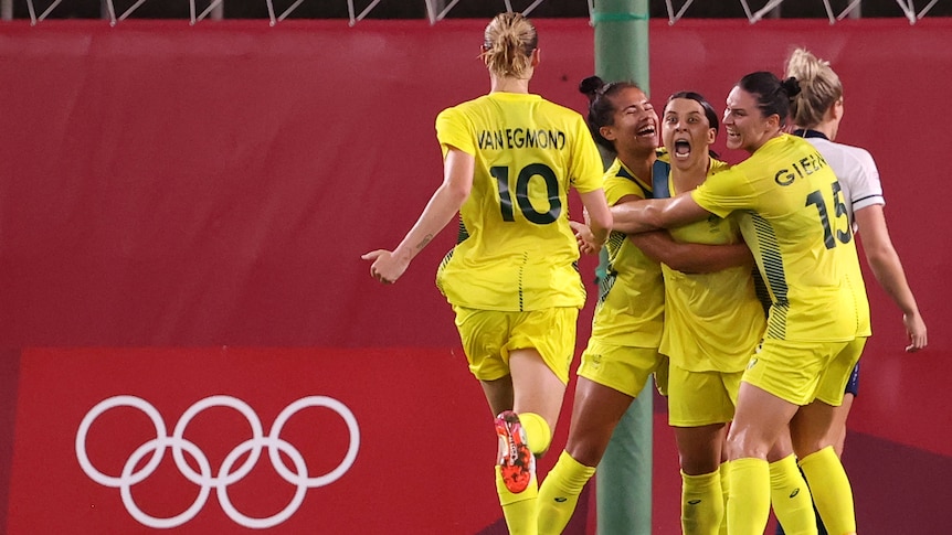 Sam Kerr celebrates goal against Great Britain