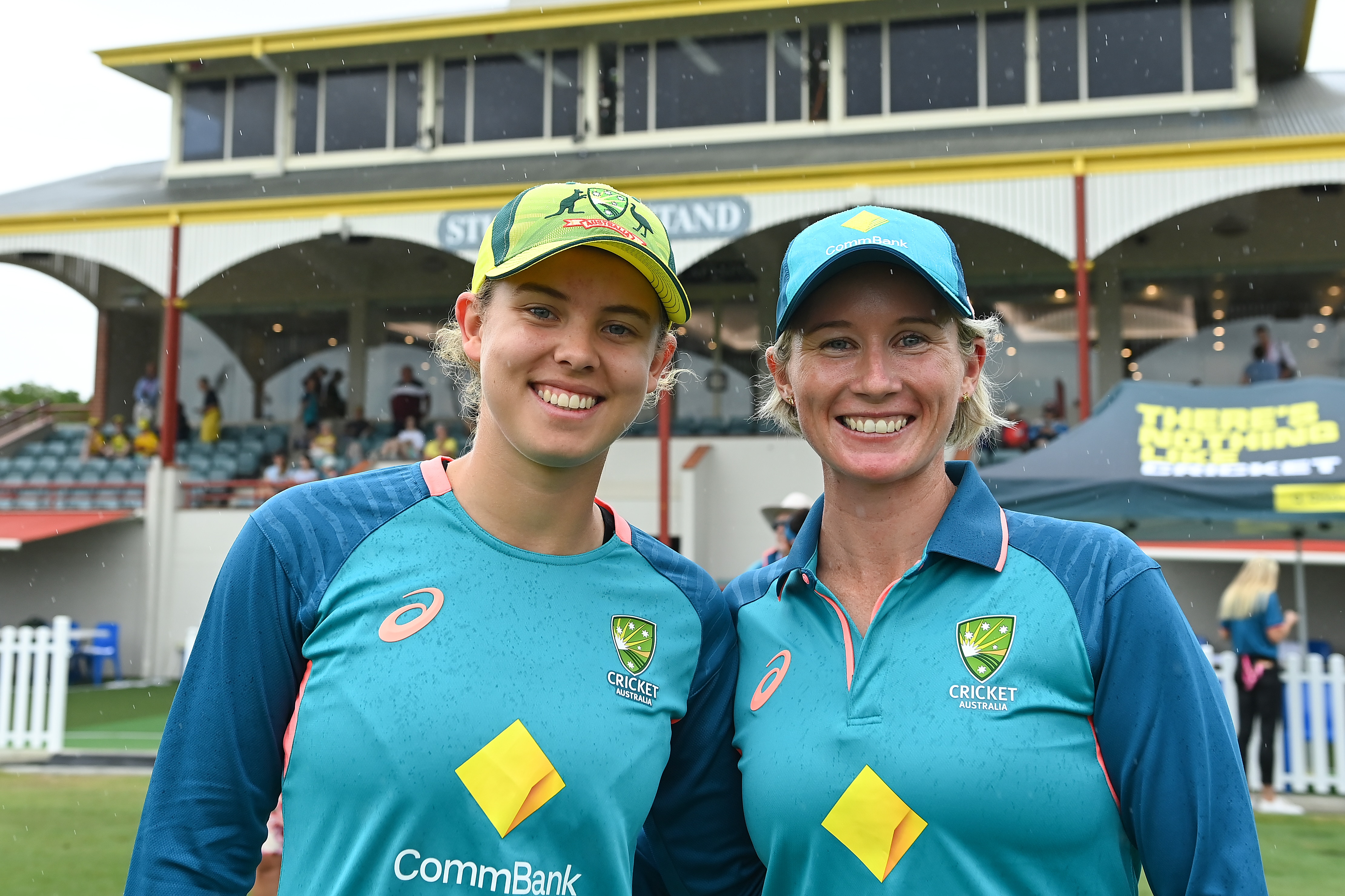 Phoebe Litchfield stands arm in arm with Beth Mooney at Allan Border Field before an ODI against Pakistan.