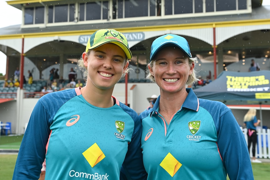Phoebe Litchfield stands arm in arm with Beth Mooney at Allan Border Field before an ODI against Pakistan.