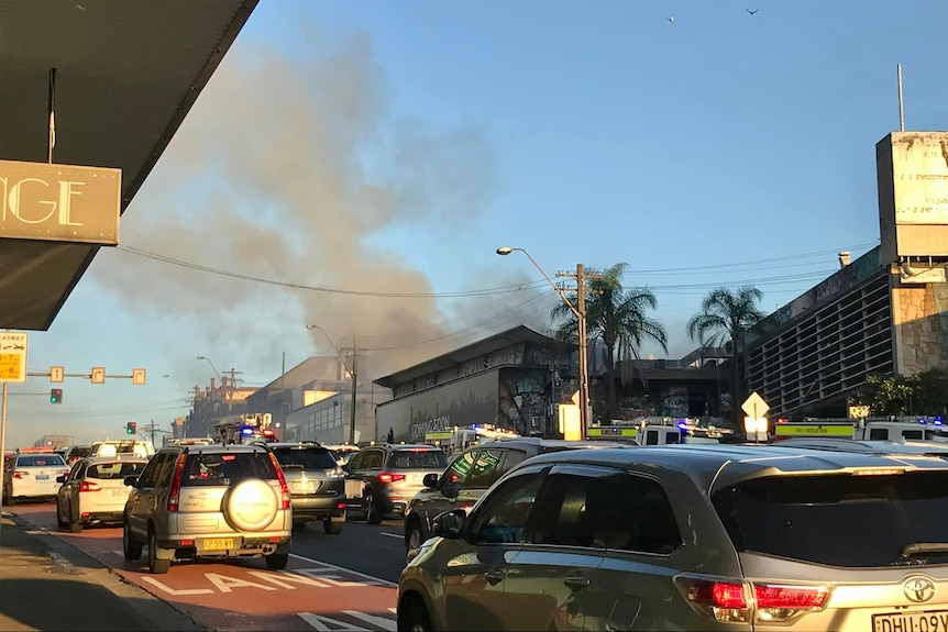 fumer au-dessus d'une rue de la ville