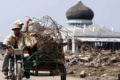 Acehnese men carry debris from the tsunami-devastated area of Banda Aceh, Indonesia. (Darren Whiteside: Reuters)