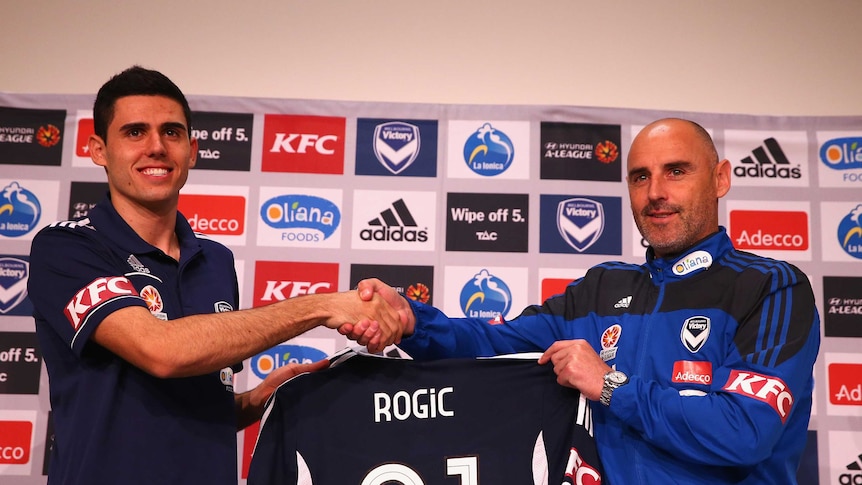 Tom Rogic receives his Victory jersey from Kevin Muscat