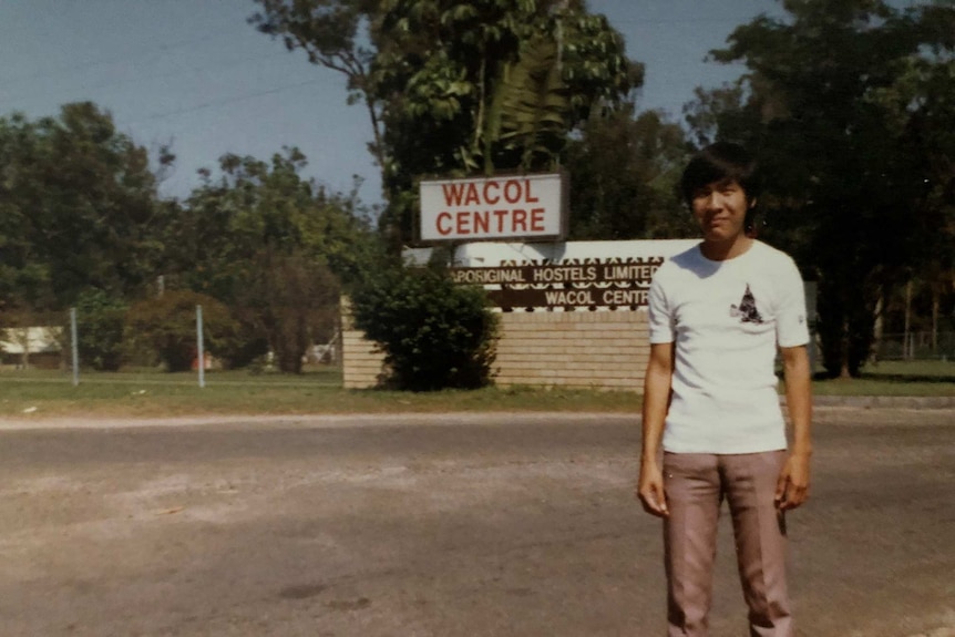 1979年汤华燊抵达澳大利亚第一个月在布里斯班瓦克尔旅舍（Wacol Hostel）前留影。