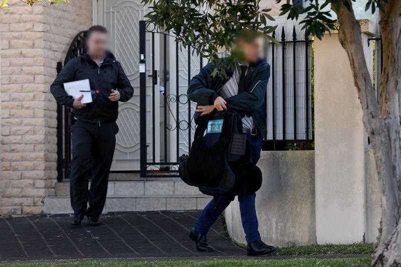 6月26日，联邦警察离开斯索曼在悉尼的家。