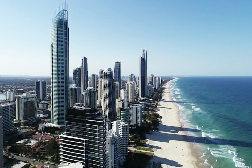 Una foto aérea del horizonte, los edificios y la playa de Surfers Paradise