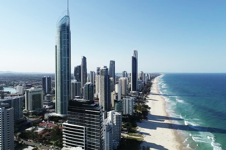 Vista aerea dell'orizzonte, degli edifici e della spiaggia di Surfers Paradise