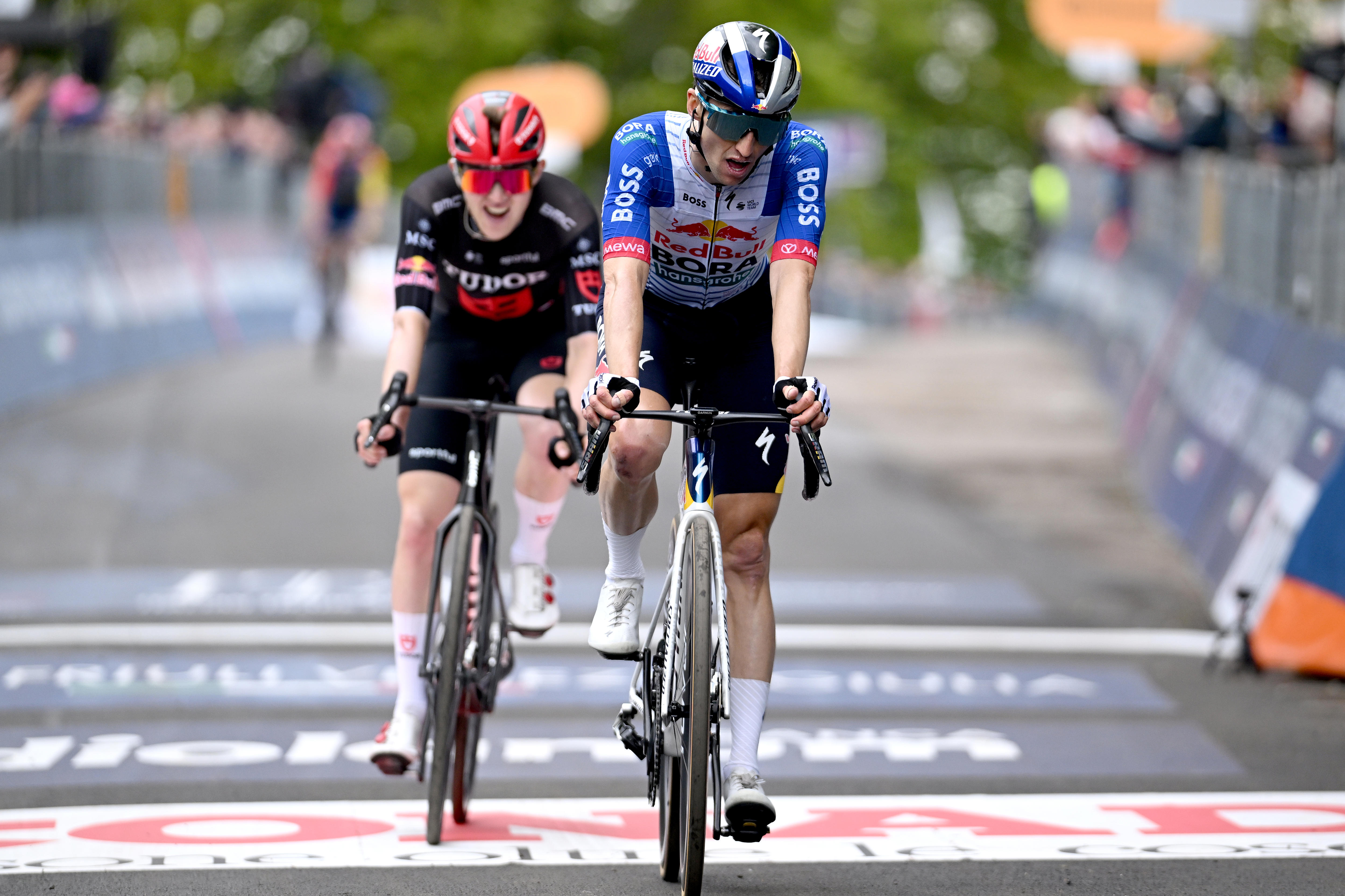 Hindley climbs into podium contention, Giro 'not over' despite Vingegaard win