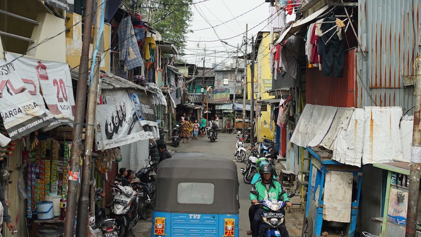 Bus on a road in Tambora slum