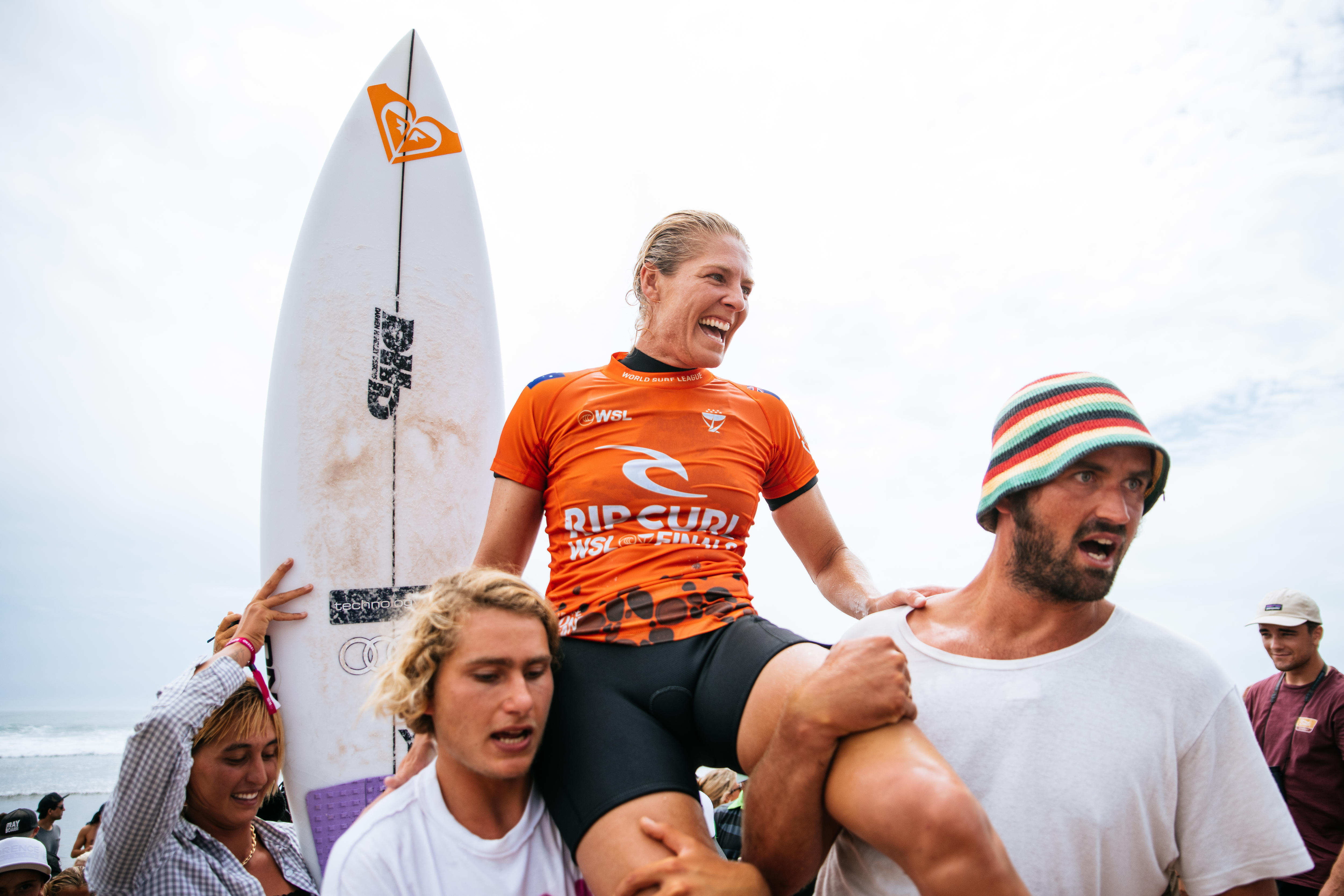 斯蒂芬妮吉尔摩在获得她的第八个世界冲浪冠军后，正在加利福尼亚州 Lower Trestles 的海滩上主持。