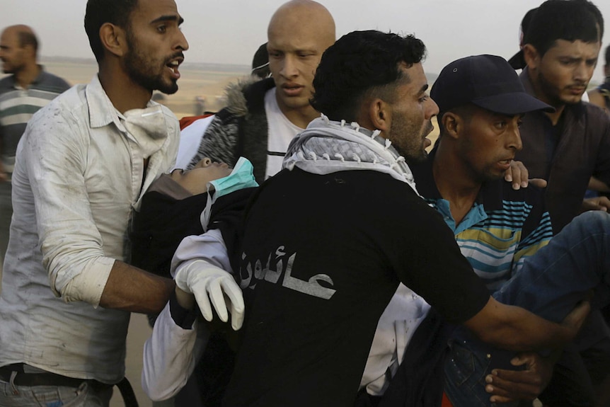 Gaza: Palestinian protesters evacuate a female medic of Razan Najjar