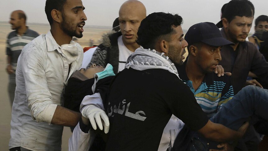 Gaza: Palestinian protesters evacuate a female medic of Razan Najjar