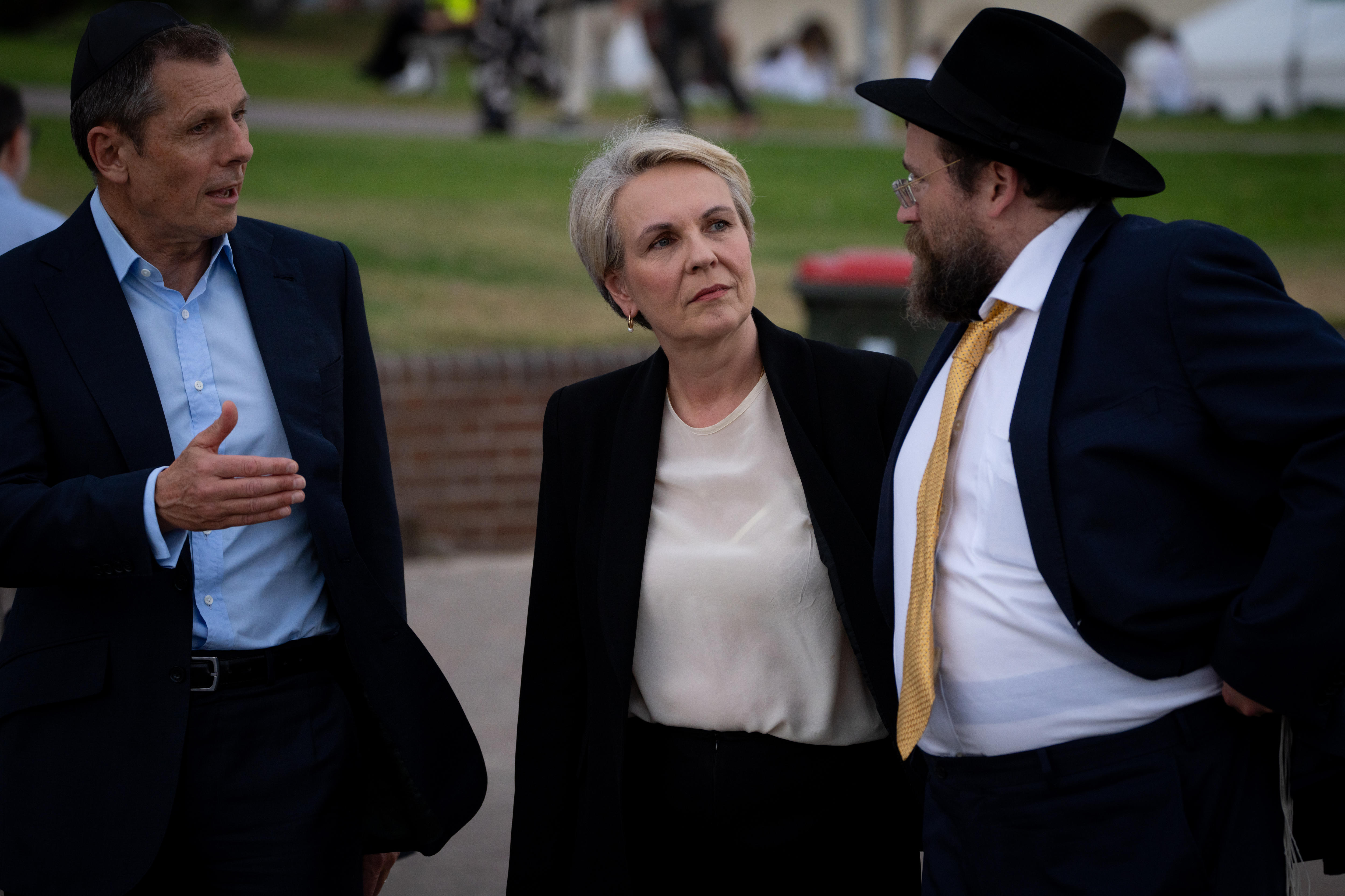 Tanya Plibersek conversando com duas pessoas.