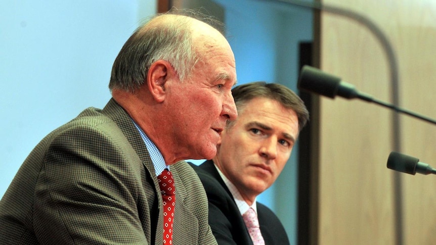 Support: Rob Oakeshott (right) and Tony Windsor.