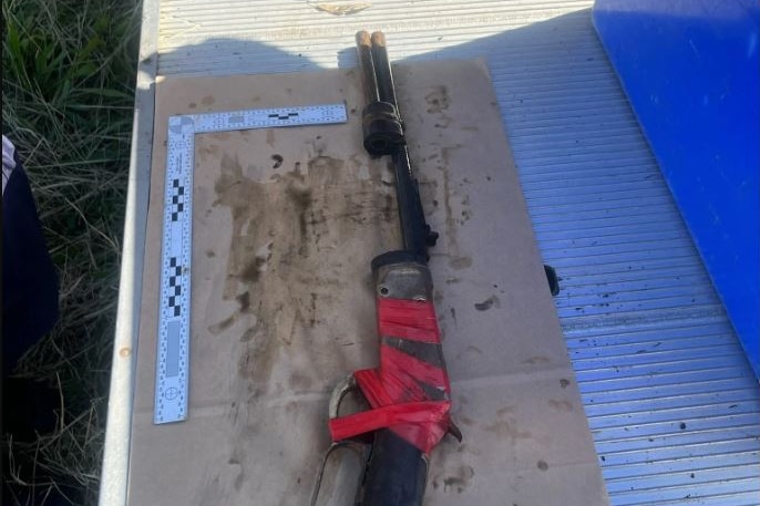 A gun sits in a ute tray 