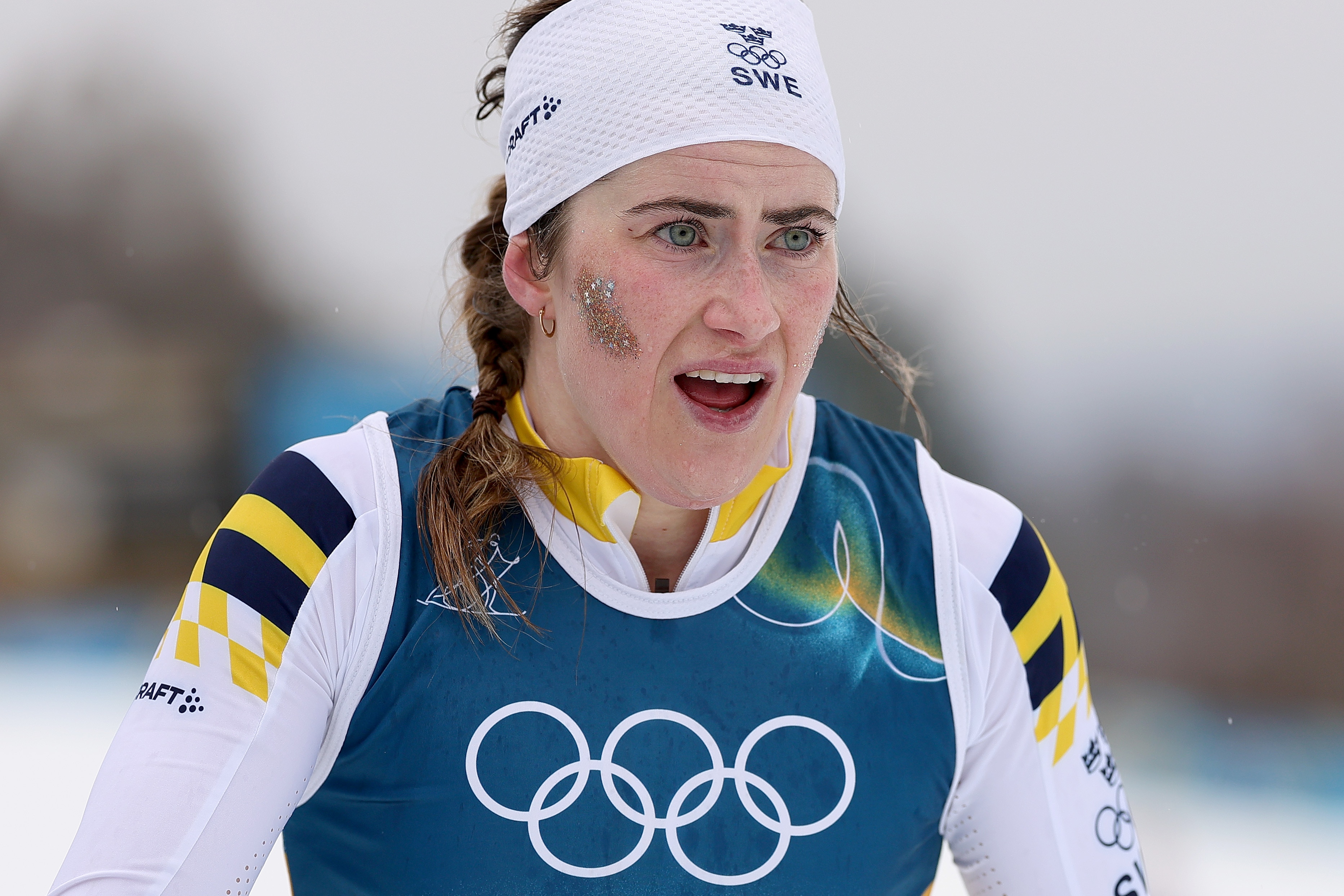 Um close de um esquiador parecendo chocado