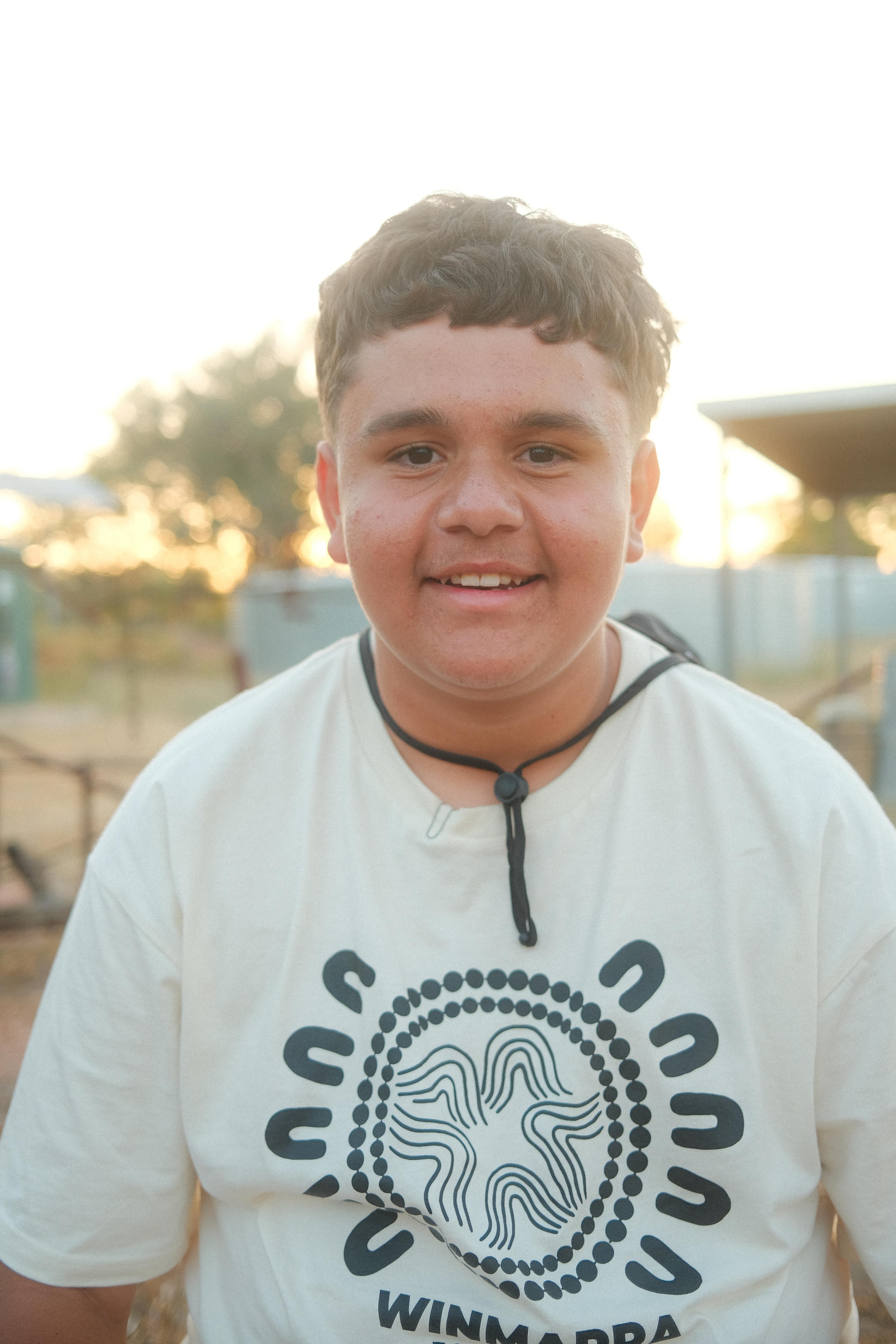 Um jovem aborígine sorrindo para a câmera