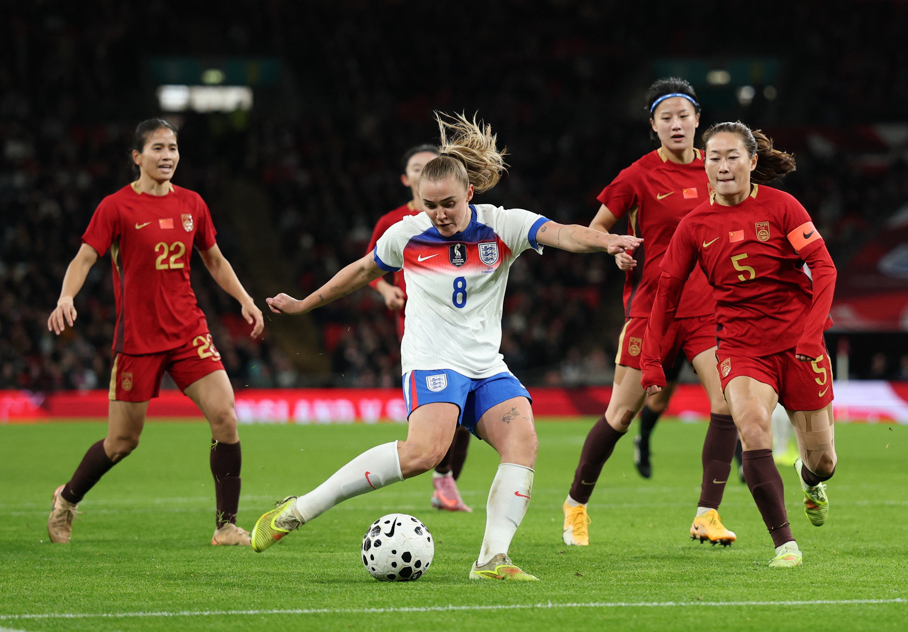 Uma partida de futebol feminino