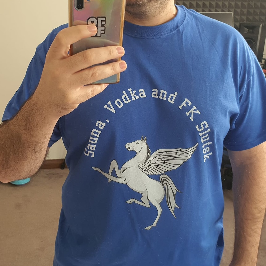 Man wearing a shirt supporting FK Slutsk
