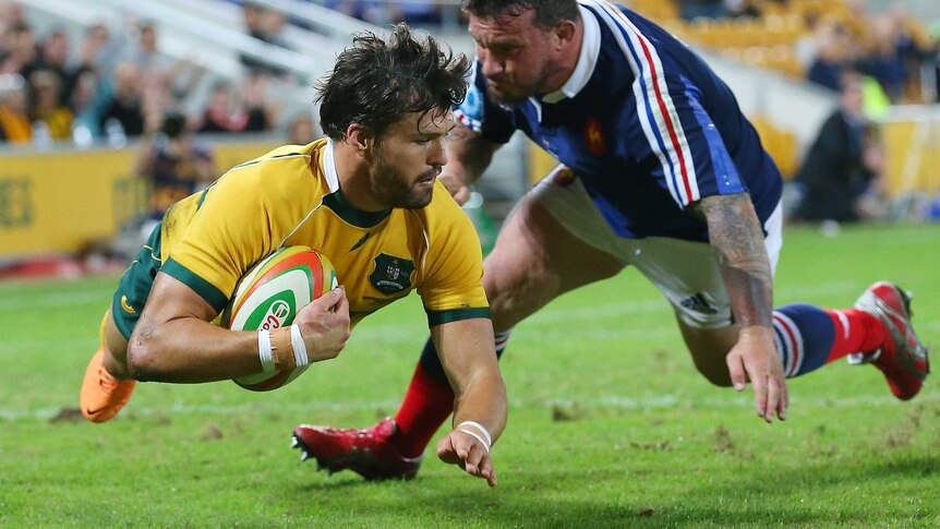 Adam Ashley-Cooper dives over for a Wallabies try