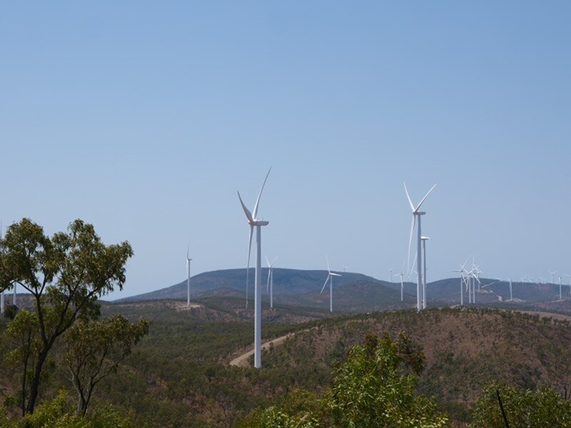 Turbinas eólicas em cadeias de montanhas.