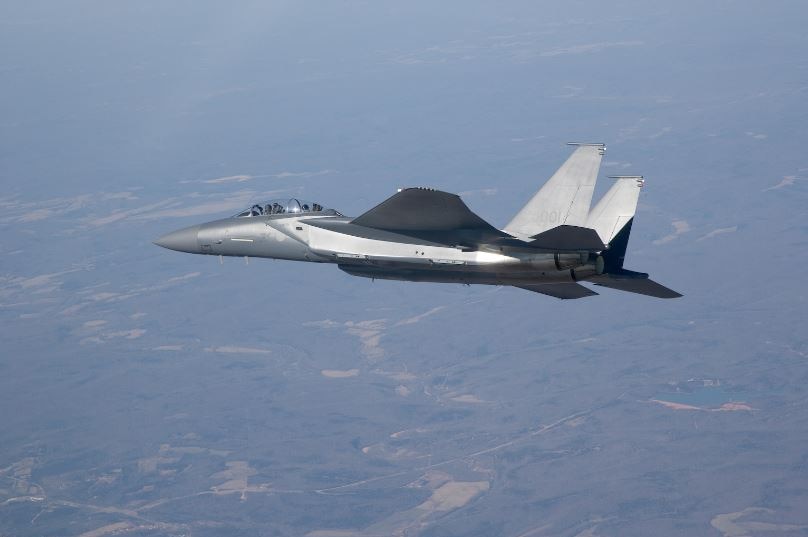 A fighter jet flies in the sky during daytime.