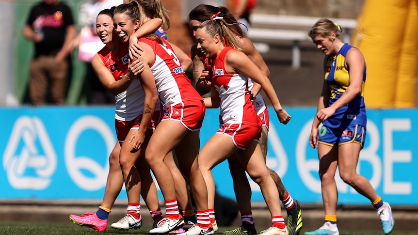 Wrap de l’AFLW : les cygnes et les aigles fournissent les faits saillants du but de l’année, alors que les Lions battent les kangourous, les saints battent les magpies et les bombardiers battent les dockers.